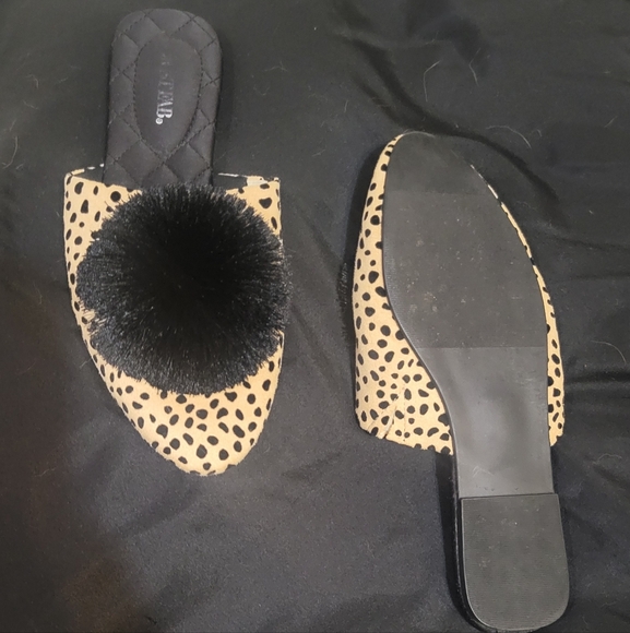 Leopard Print Cozy Slips with fuzzy ball - Picture 4 of 6